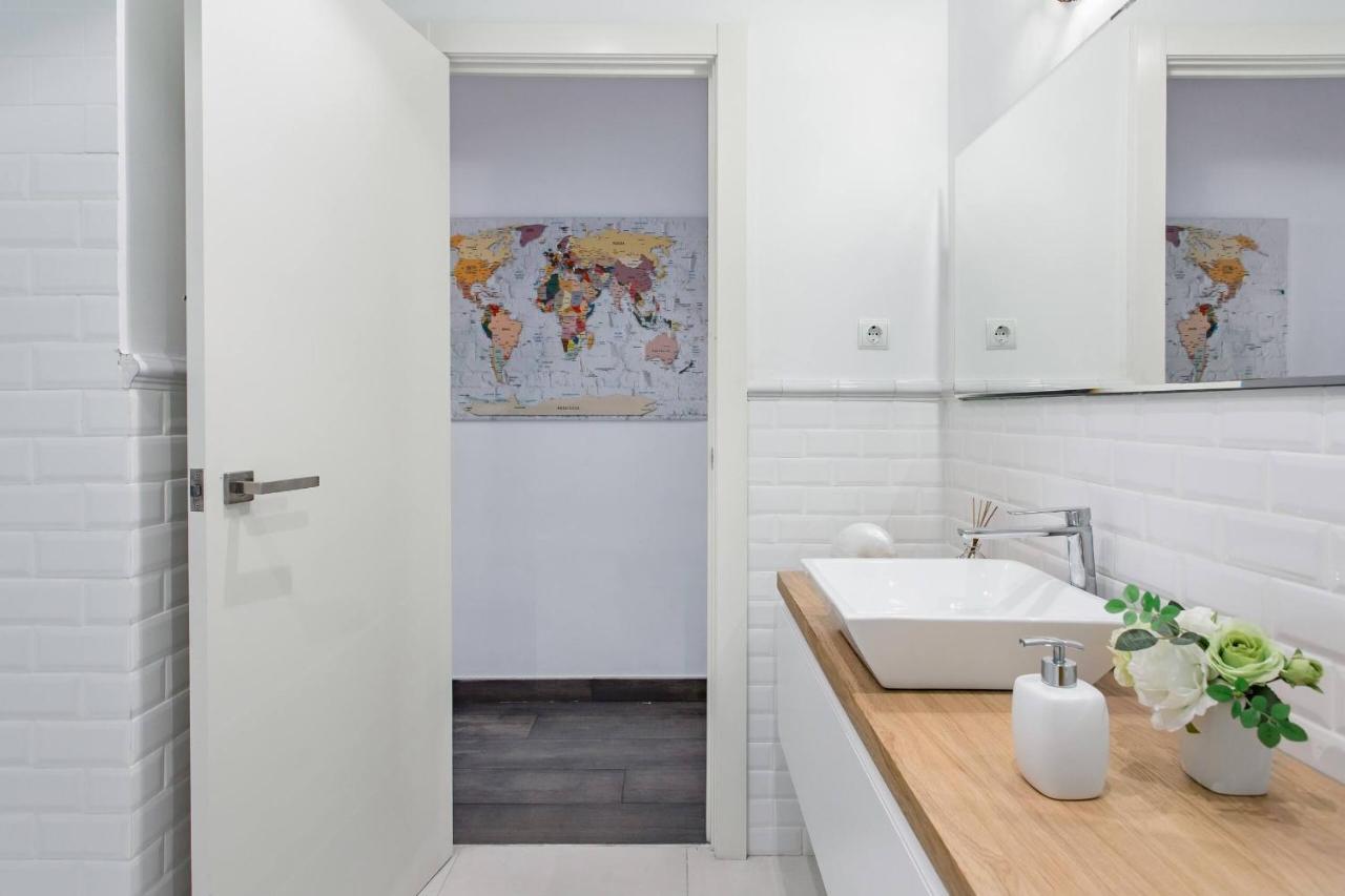 Stylish Apartment With Terrace For Couple Or Family Barcelona Eksteriør billede