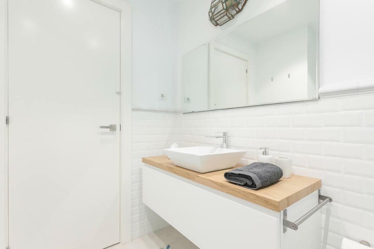 Stylish Apartment With Terrace For Couple Or Family Barcelona Eksteriør billede